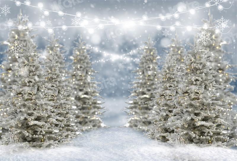 Kerstachtergrond met sneeuw en buitenbomen voor fotografie