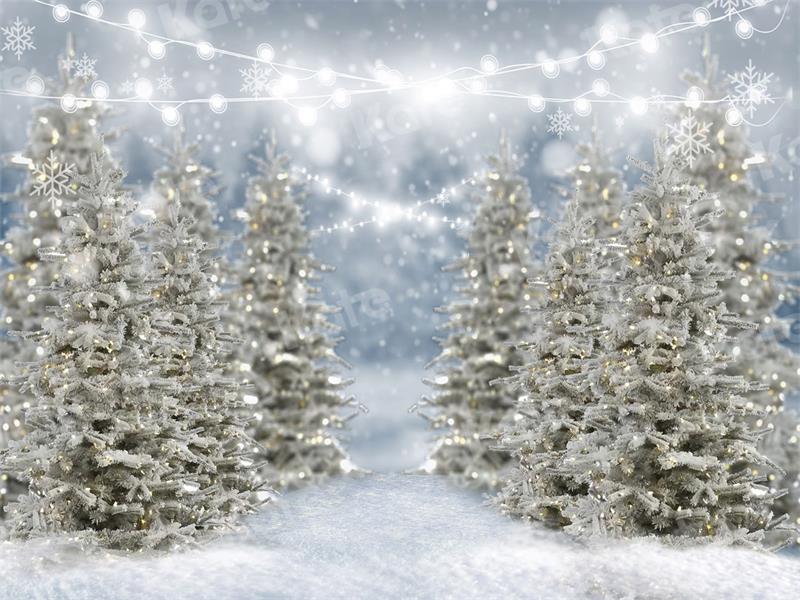 Kerstachtergrond met sneeuw en buitenbomen voor fotografie