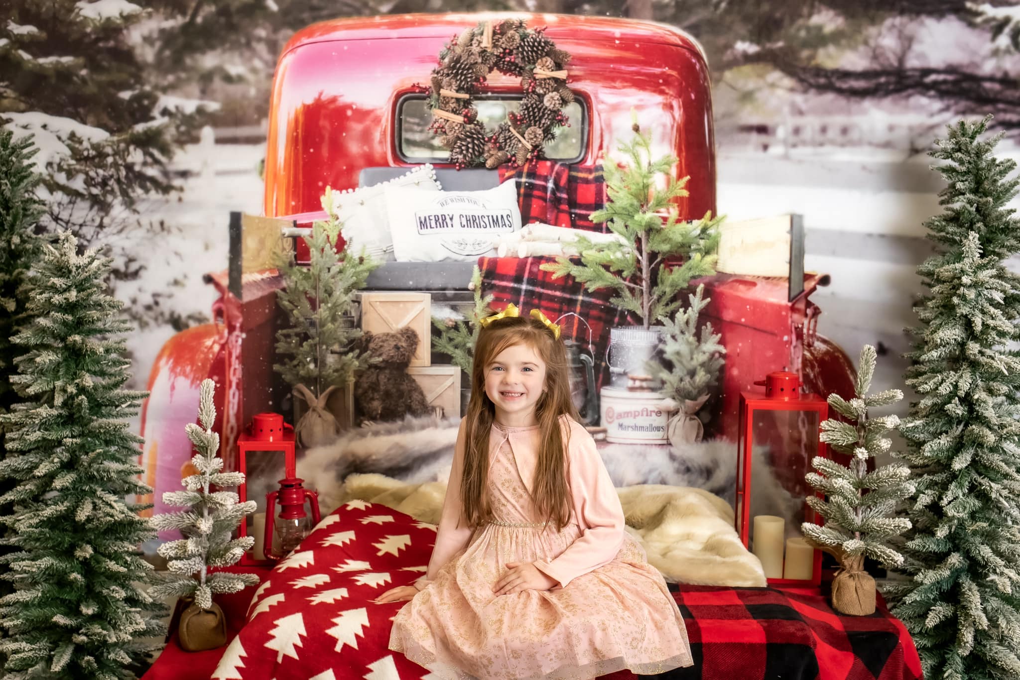 Rode Kersttruck in Sneeuw Decor Ontworpen door Mandy Ringe Fotografie