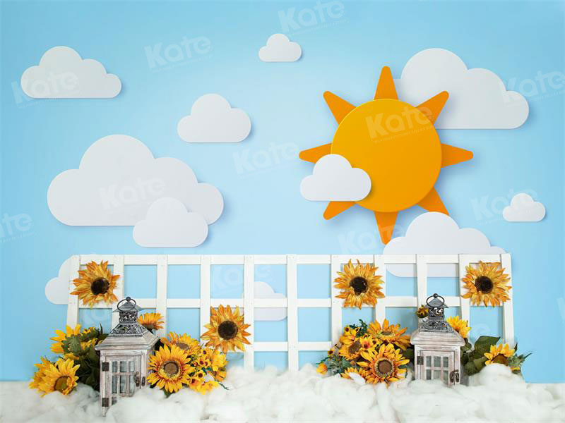 Valla de otoño con girasoles y fondo de nubes y cielo para fotografía