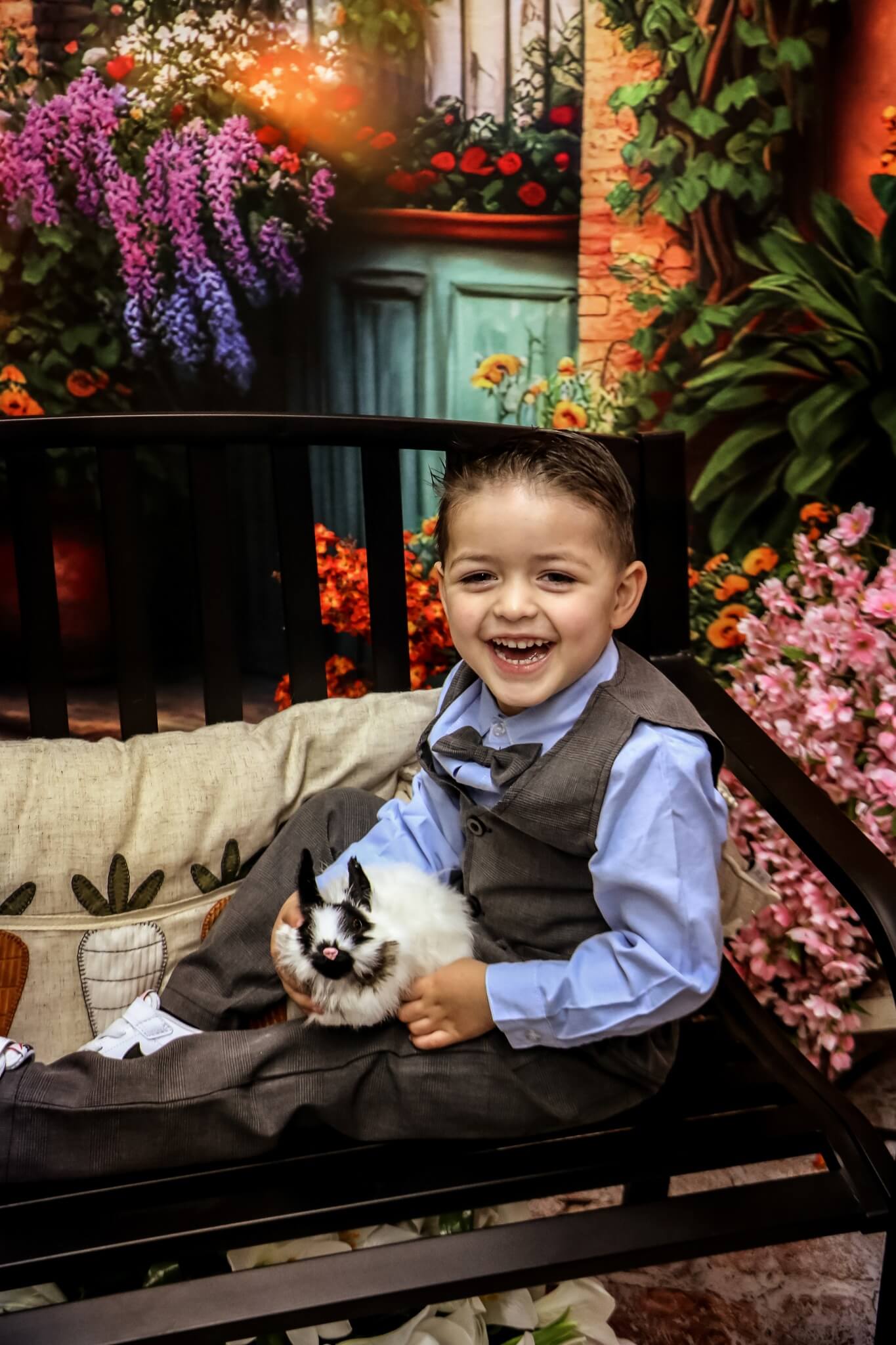 Fondo de casa colorido de primavera con flores al aire libre diseñado por Mini MakeBelieve