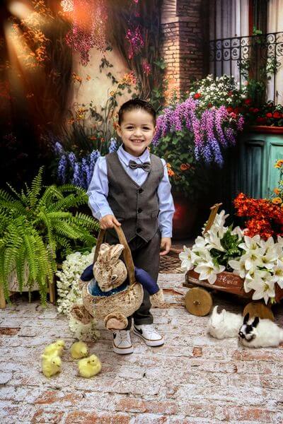 Fondo de casa colorido de primavera con flores al aire libre diseñado por Mini MakeBelieve