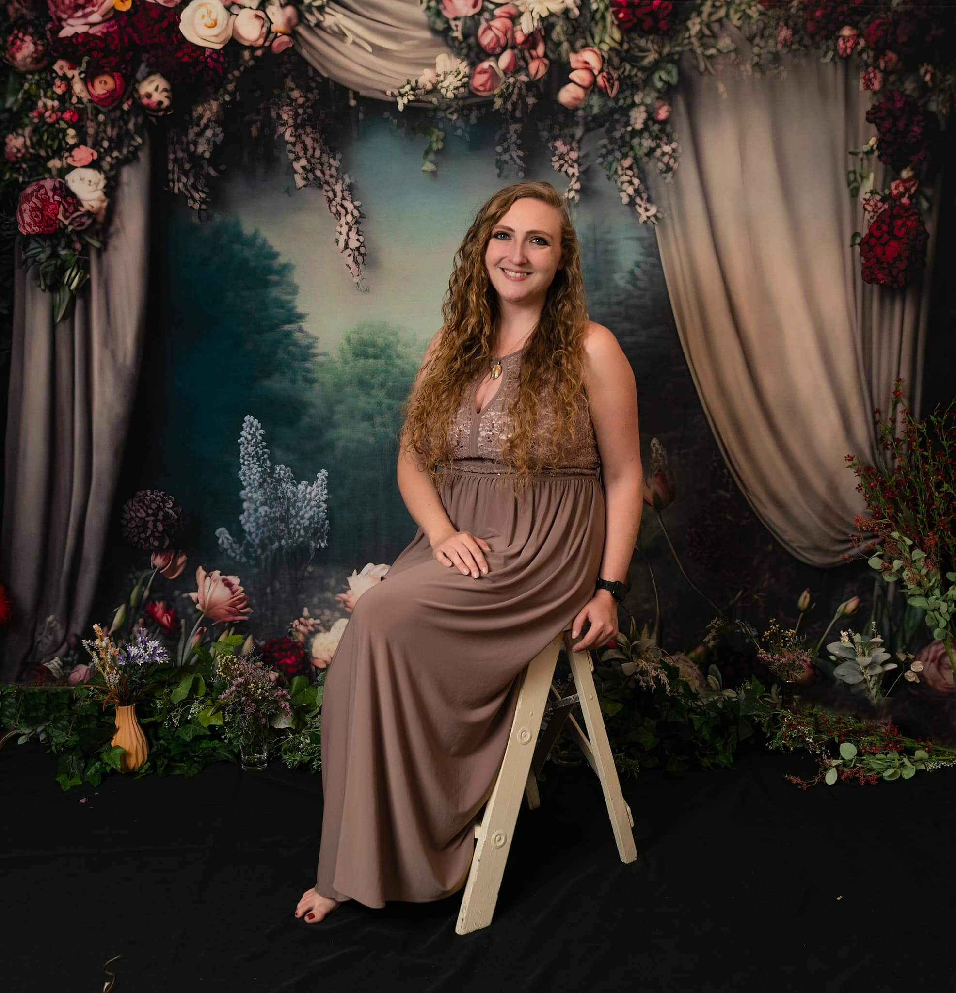 Pintura de arte florál vintage paisaje con fondo de cortinas diseñado por Mini MakeBelieve