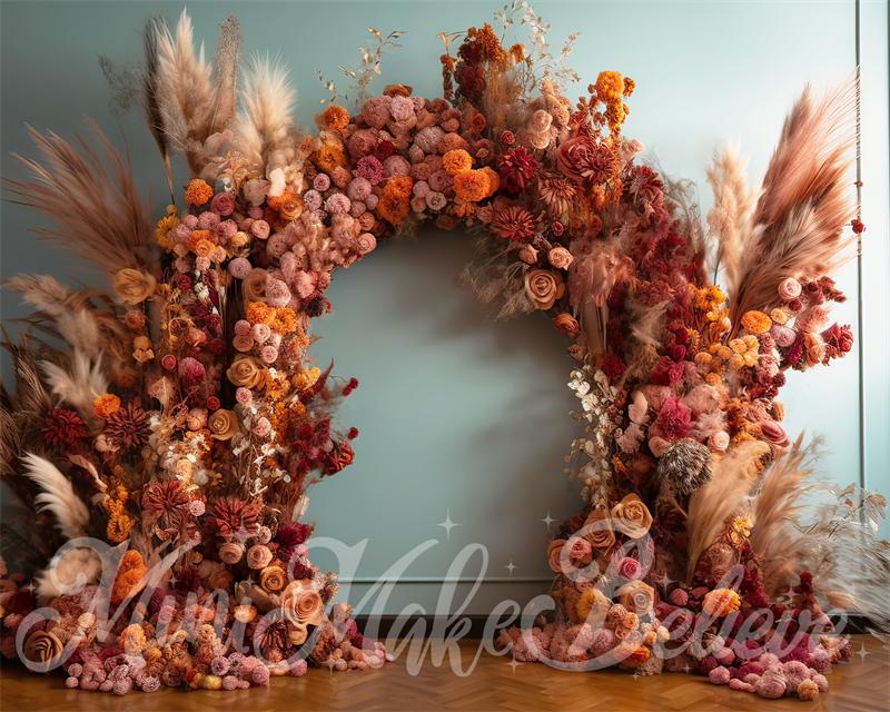 Pittore d'arte fine paesaggista bohémien di interni per celebrazione di compleanno o matrimonio con sfondo ad arco progettato da Mini MakeBelieve