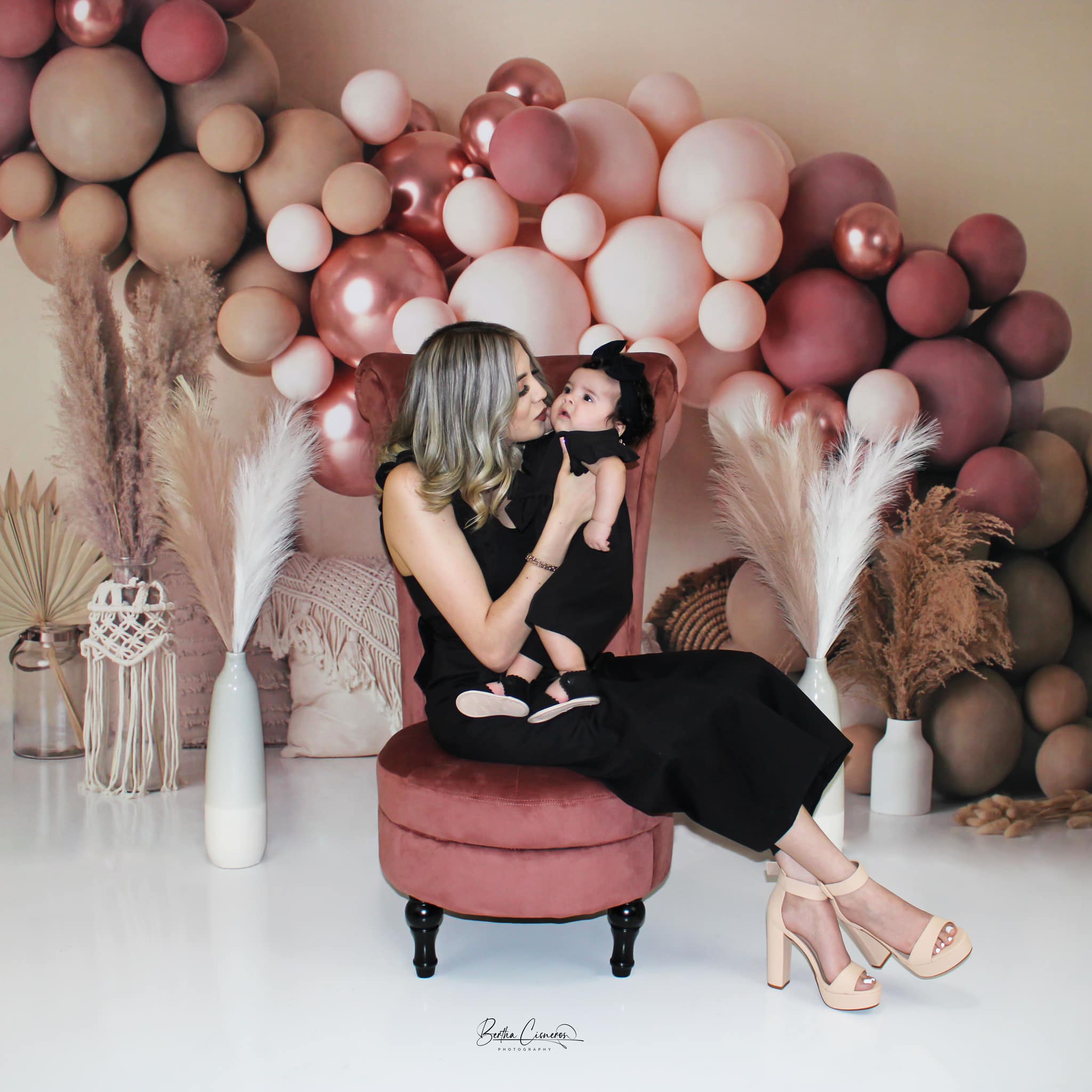 Boho Balloons Foto Achtergrond Macrame Kussens Matte Roze Ontworpen door Mandy Ringe Fotografie