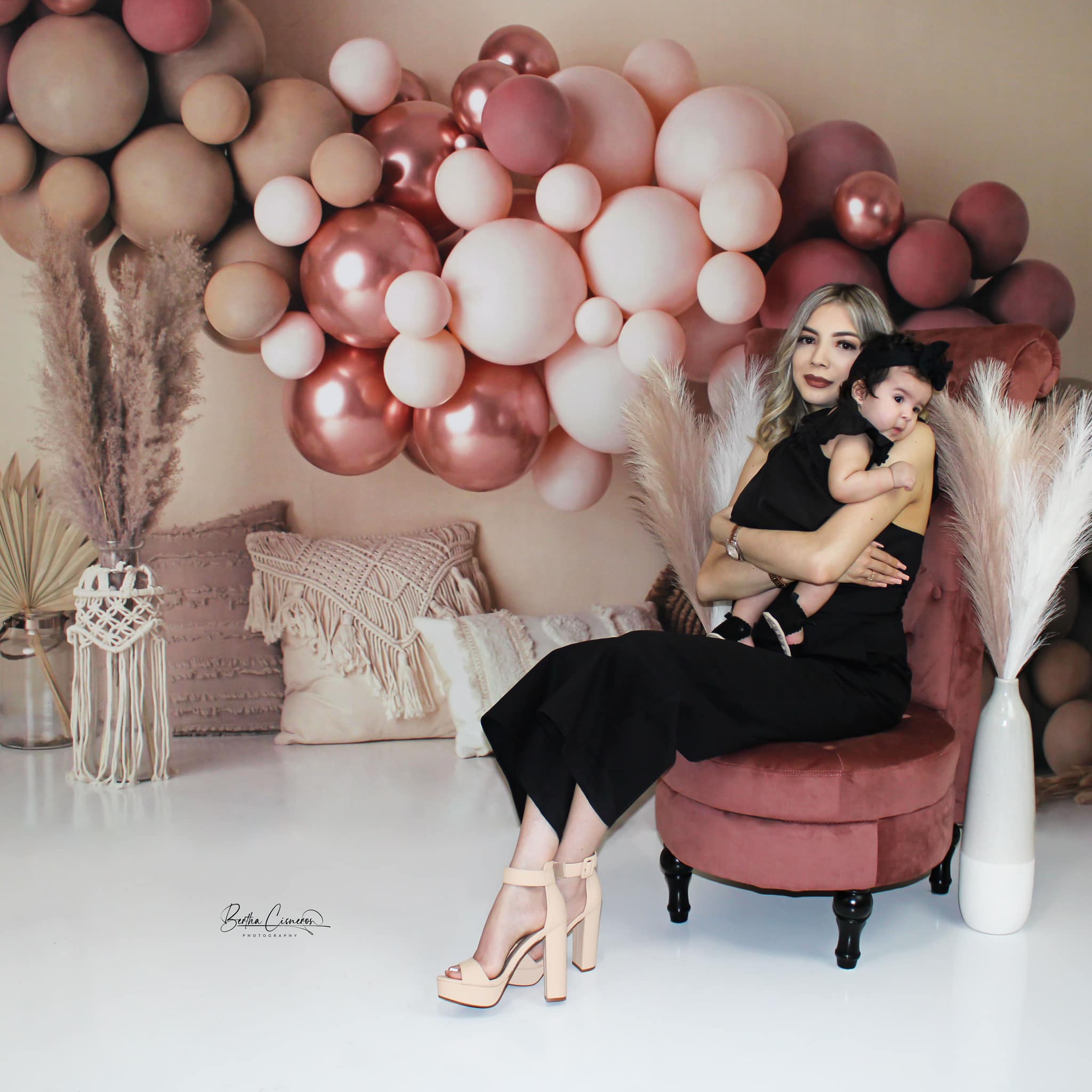 Boho Balloons Foto Achtergrond Macrame Kussens Matte Roze Ontworpen door Mandy Ringe Fotografie