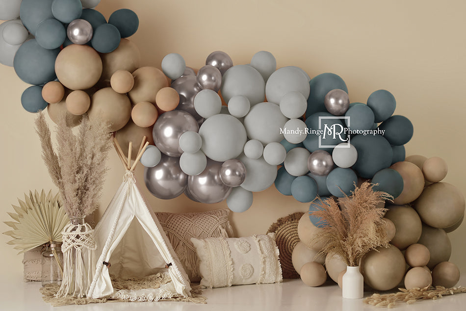 Carpa de Globos Boho en Fondo Azul Mate Diseñada por Mandy Ringe Fotografía