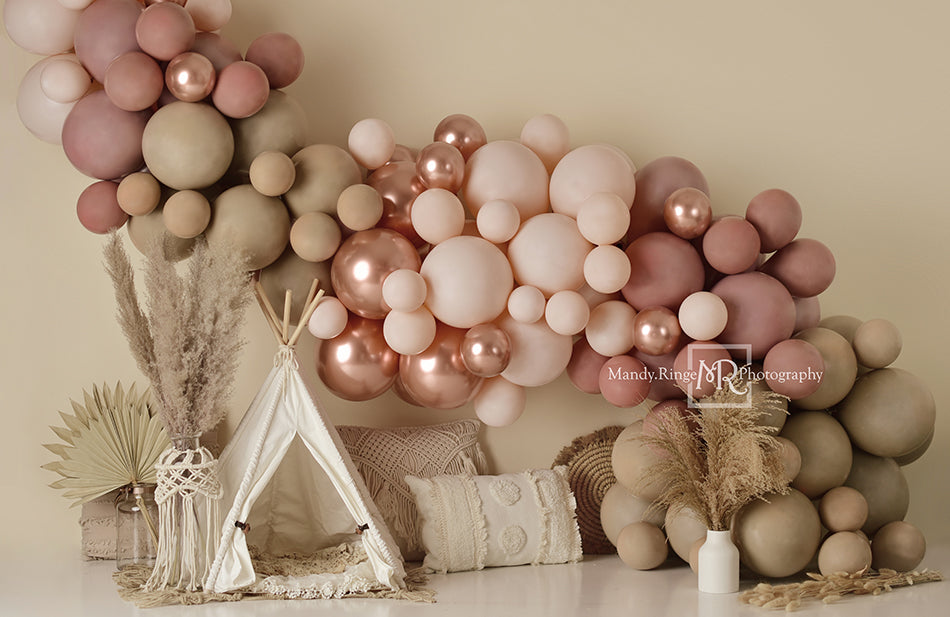 Decoración de globos de estilo boho y fondo de carpa de primavera diseñado por Mandy Ringe Photography