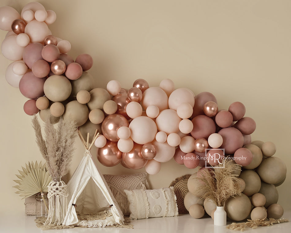 Decoración de globos de estilo boho y fondo de carpa de primavera diseñado por Mandy Ringe Photography