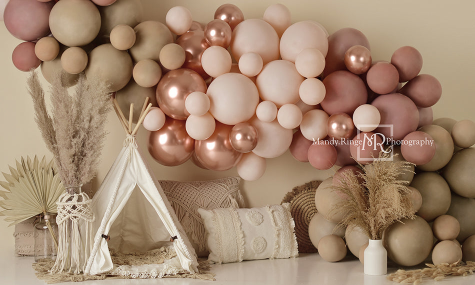 Decoración de globos de estilo boho y fondo de carpa de primavera diseñado por Mandy Ringe Photography