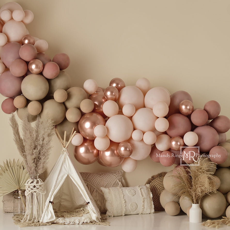Decoración de globos de estilo boho y fondo de carpa de primavera diseñado por Mandy Ringe Photography