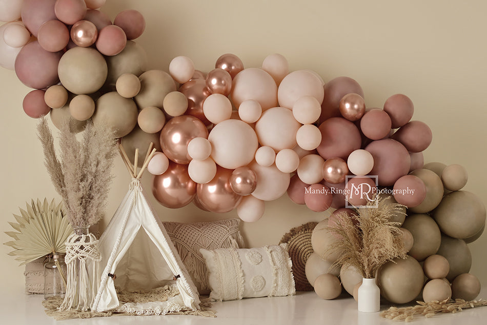 Decoración de globos de estilo boho y fondo de carpa de primavera diseñado por Mandy Ringe Photography