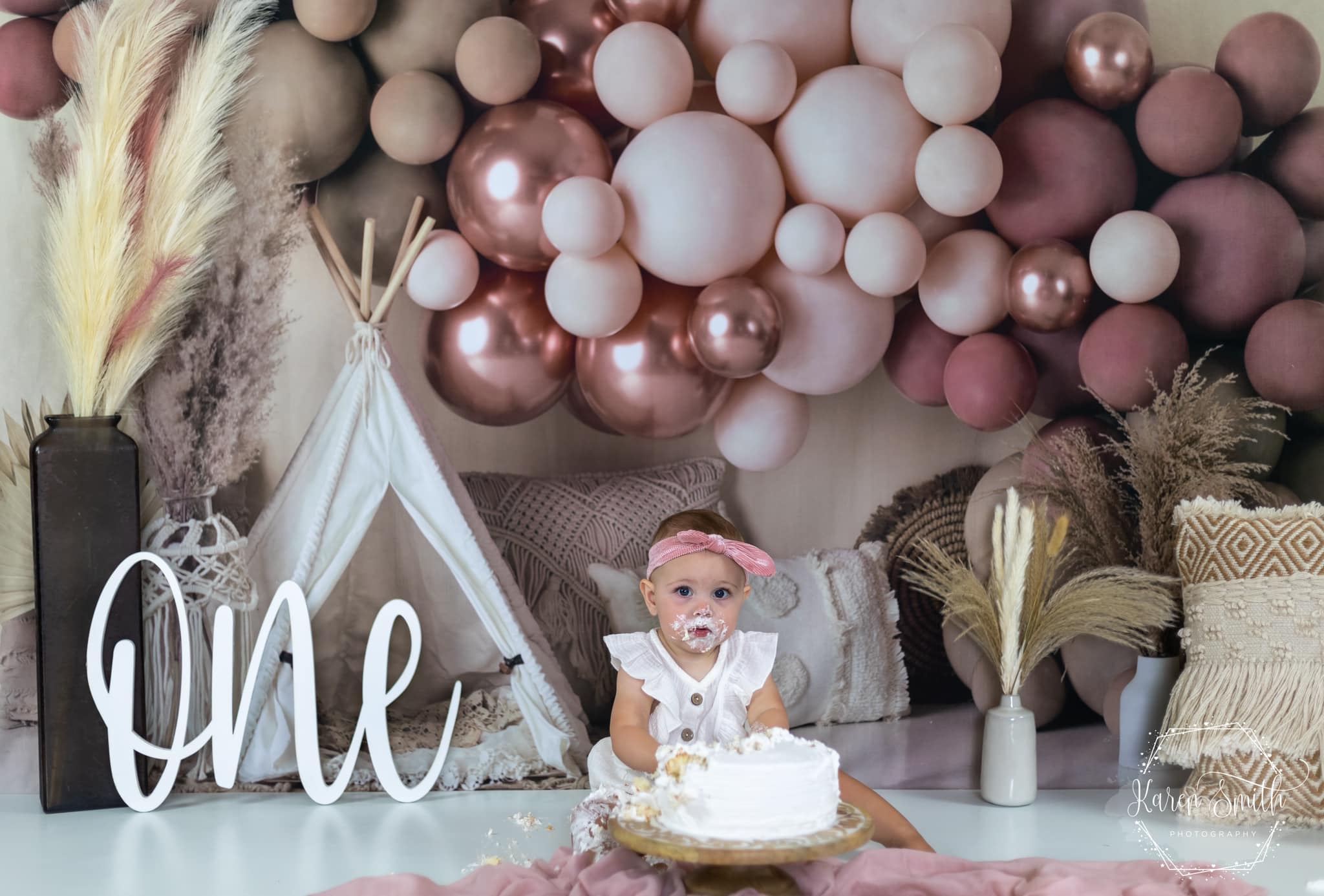 Decoración de globos de estilo boho y fondo de carpa de primavera diseñado por Mandy Ringe Photography