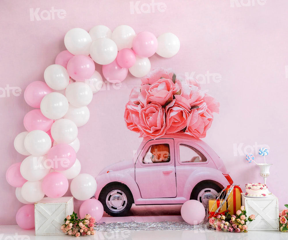 Fiesta de viernes con fondo de coche rosa, globos, flores y pastel diseñada por Emetselch.
