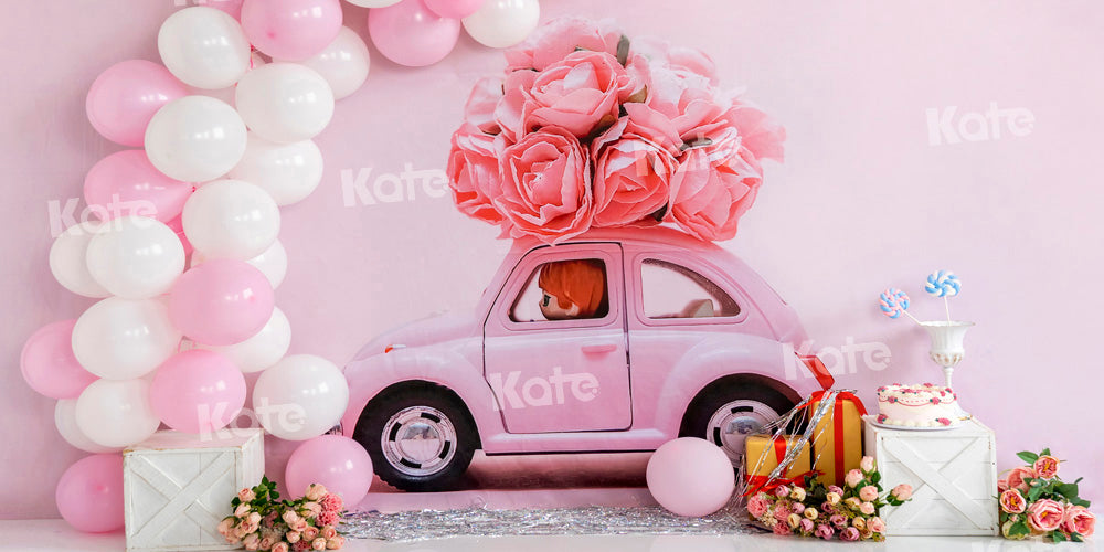 Fiesta de viernes con fondo de coche rosa, globos, flores y pastel diseñada por Emetselch.