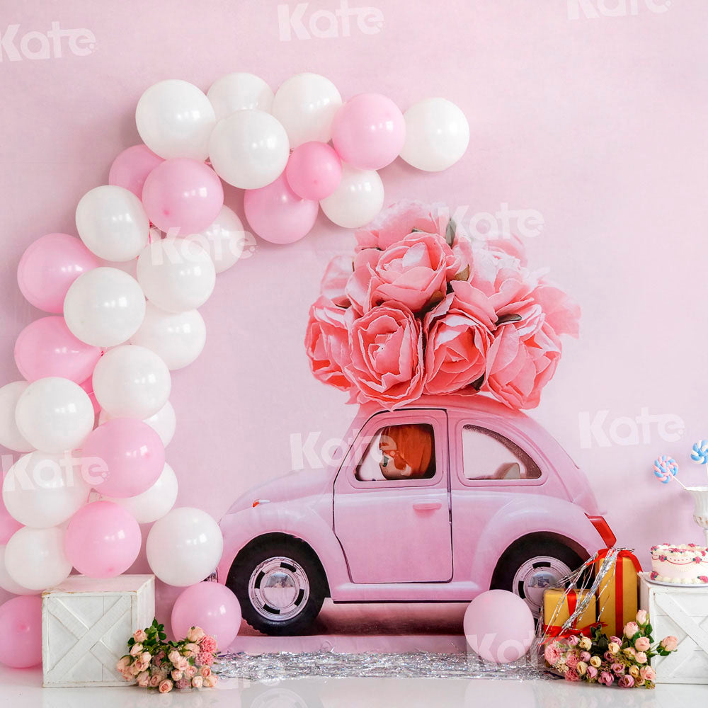 Fiesta de viernes con fondo de coche rosa, globos, flores y pastel diseñada por Emetselch.