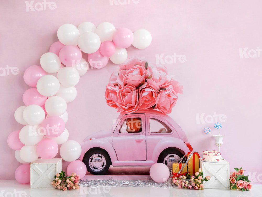 Fiesta de viernes con fondo de coche rosa, globos, flores y pastel diseñada por Emetselch.
