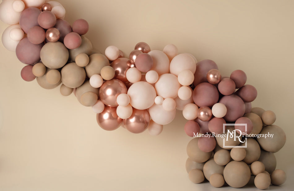 Fondo de globos de guirnalda de globo rosado mate boho diseñado por Mandy Ringe Photography