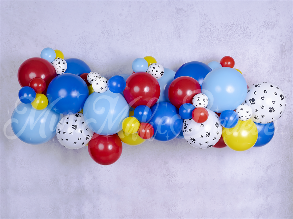 Fondo de Globos con Huellas de Mascotas Diseñado por Mini MakeBelieve en Pared Pintada de Cemento