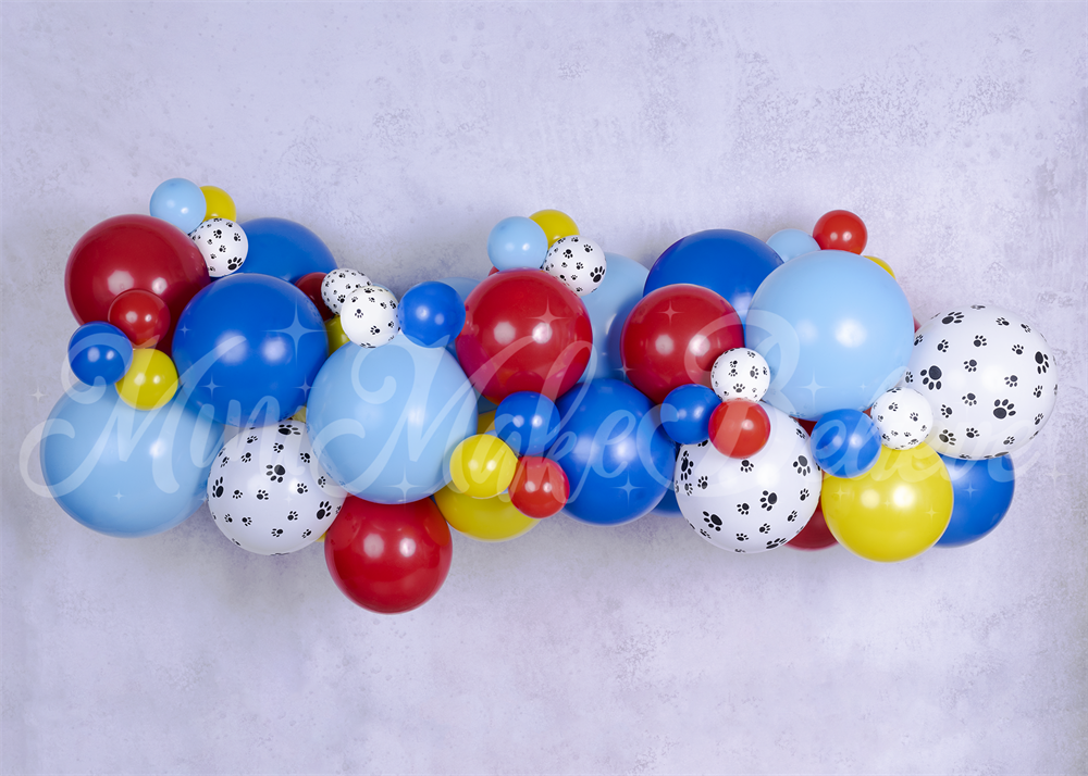 Fondo de Globos con Huellas de Mascotas Diseñado por Mini MakeBelieve en Pared Pintada de Cemento