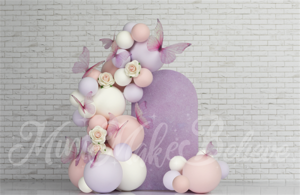 Fondo de arco de mariposa rosa en una pared de ladrillos blancos, diseñado por Mini MakeBelieve para cumpleaños.