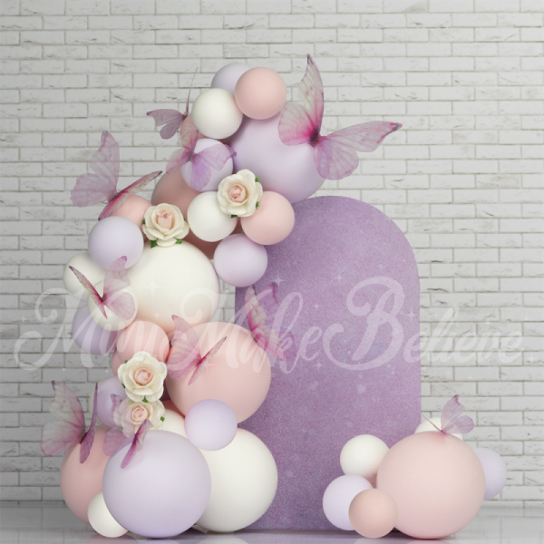 Fondo de arco de mariposa rosa en una pared de ladrillos blancos, diseñado por Mini MakeBelieve para cumpleaños.