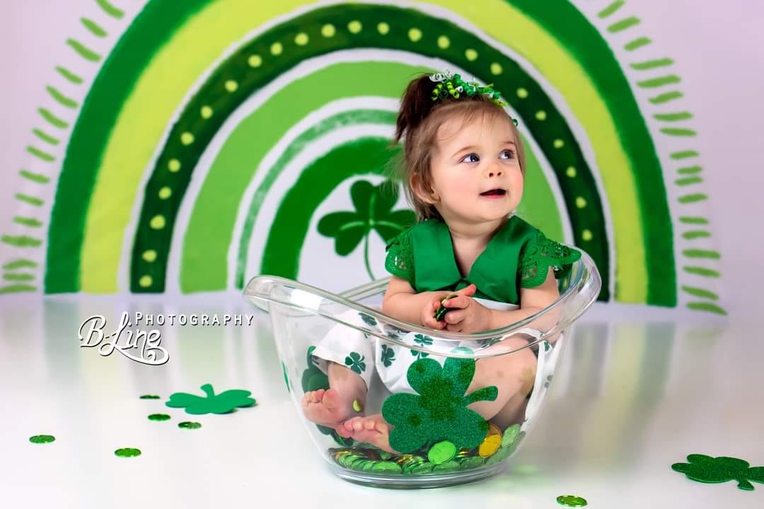 Día de San Patricio Decoración de Fondo Arcoíris Verde Trébol de la Suerte Diseñado por GQ