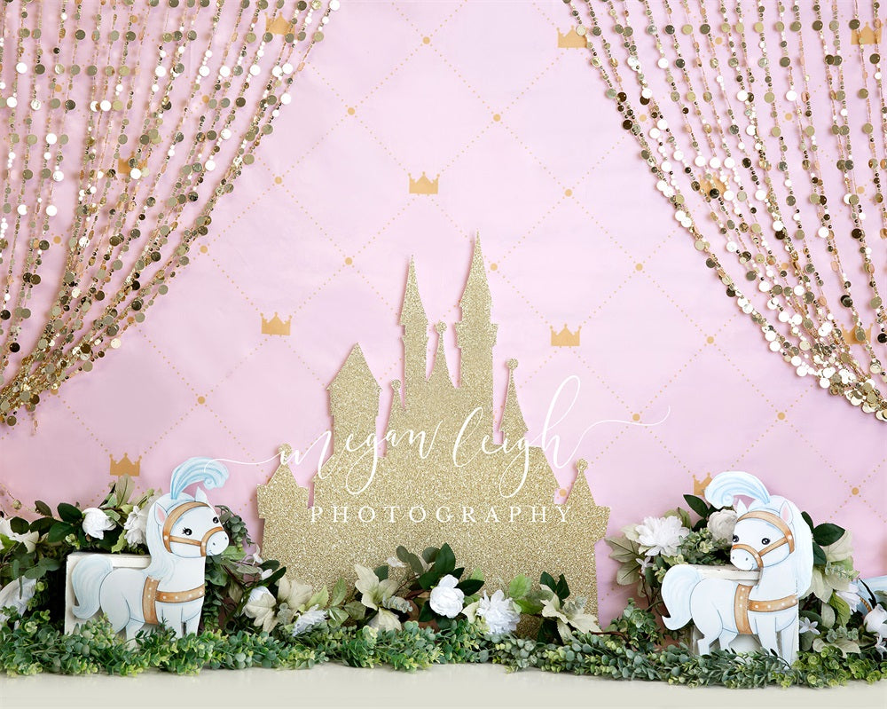 Zoete prinsessenachtergrond roze gouden kasteel ontworpen door Megan Leigh Photography