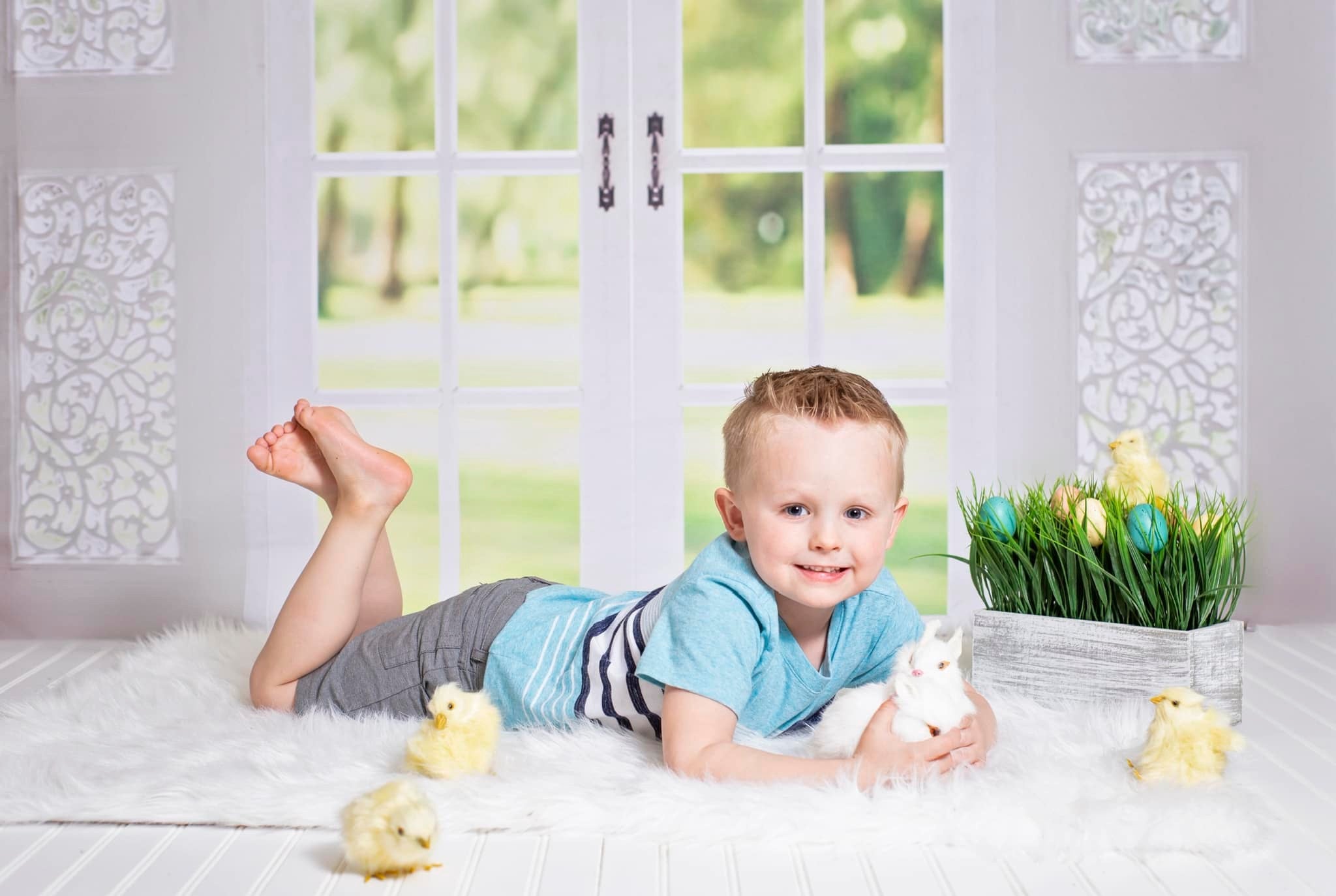 Fondo de puerta elegante de primavera con ventanas blancas para fotografía