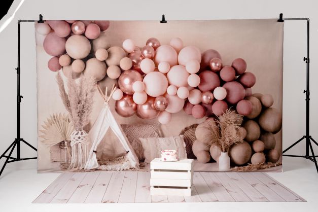 Decoración de globos de estilo boho y fondo de carpa de primavera diseñado por Mandy Ringe Photography