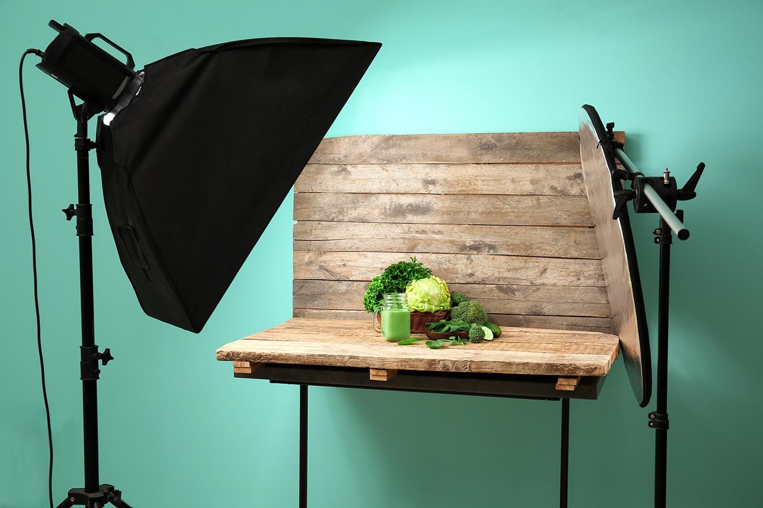 photography setup of cauliflower, Celery, Flat-leaf parsley, lettuce and green vegeable juice with Duo boards Photo by Africa Studio on shutterstock