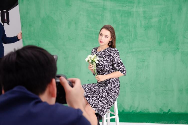 a woman is taking photo with Kate Hot Sale 5x7ft Solid Green Cloth Backdrop Portrait Photography