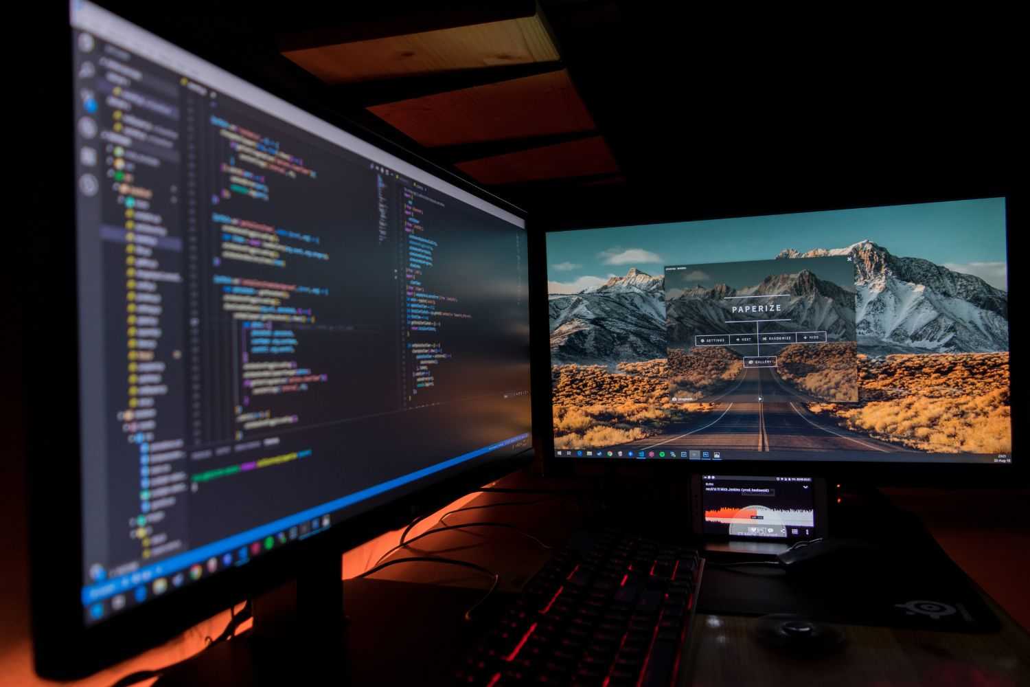 Dual Monitor Photo by Fotis Fotopoulos on unsplash