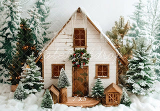 Cabina di legno bianca innevata di Natale progettata da Patty Robert