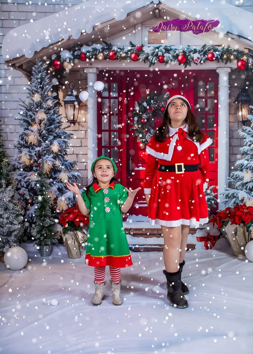 Fondo de casa con nieve, puerta roja de Navidad y pared de ladrillo gris diseñado por Emetselch