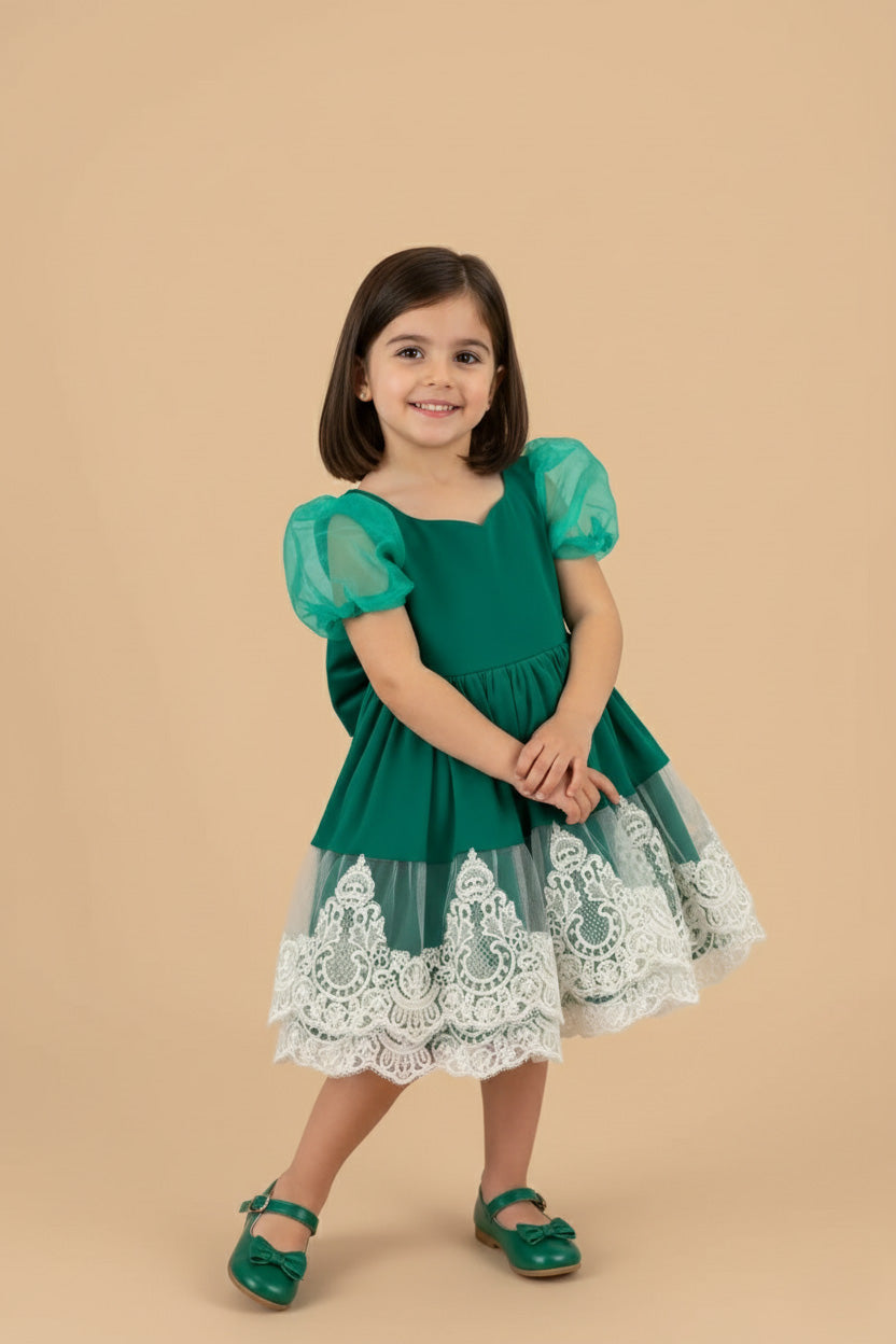 Vestido de niñas con mangas abullonadas y lazo verde para fotografía
