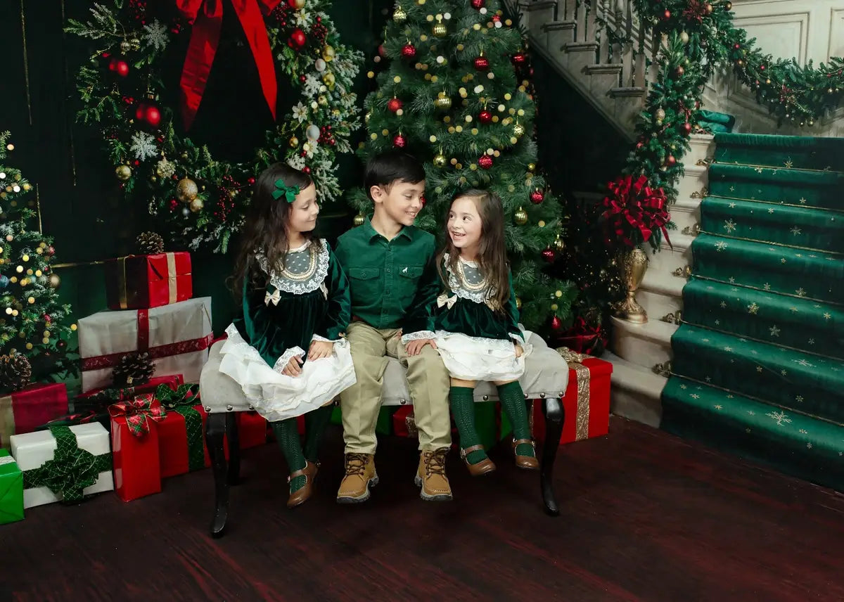 Navidad retro en blanco y verde con mármol en la habitación de la escalera. 