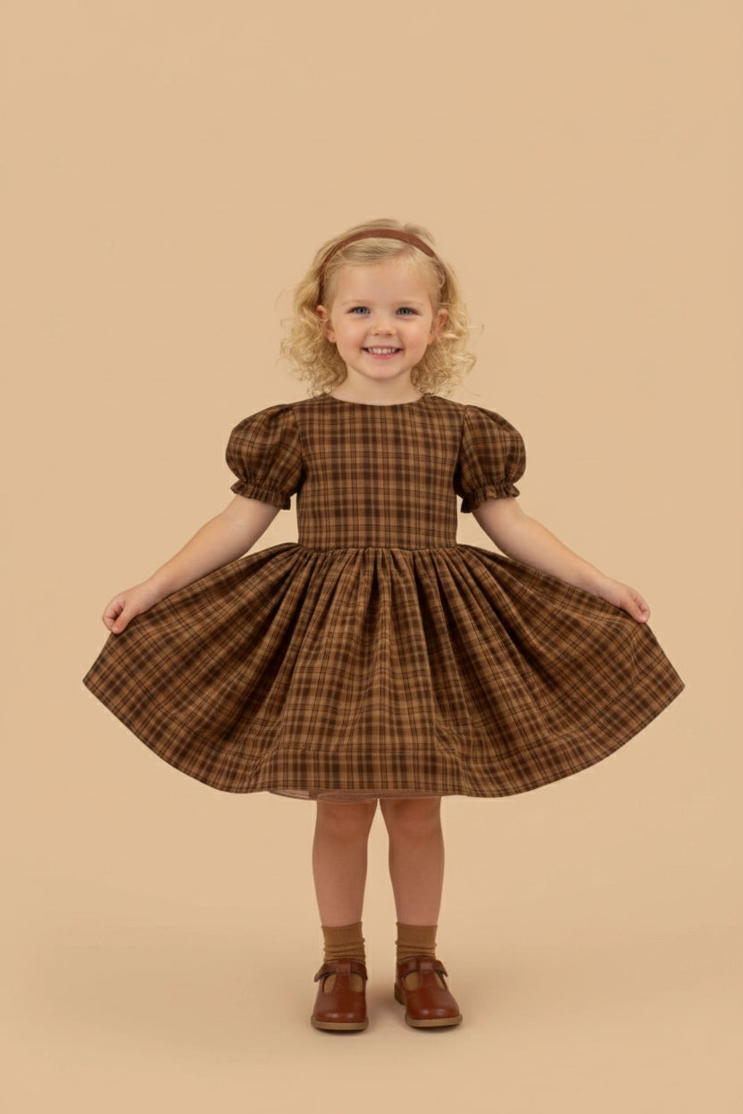 Vestido de cuadro para niñas con mangas abullonadas en marrón clásico para fotografía