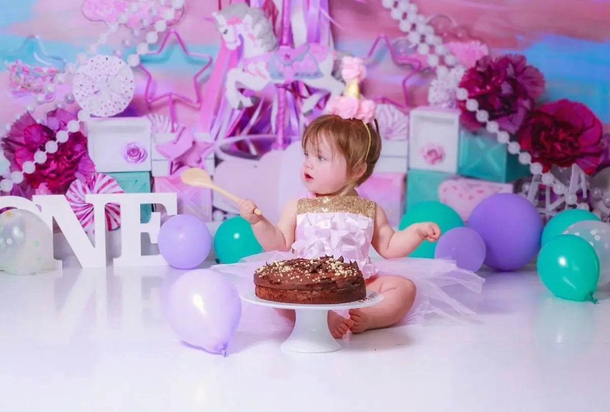 Sesión de Smash Cake en Rosado con Fondo de Carrusel Diseñado por Mini MakeBelieve