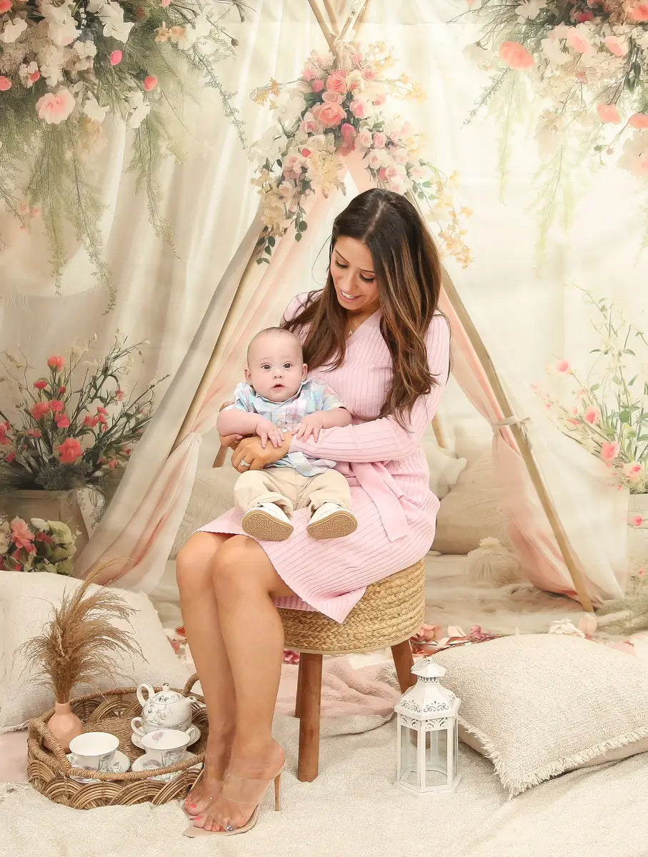 Teepee de primavera blanc con un fondo de flores diseñado por Patty Robert