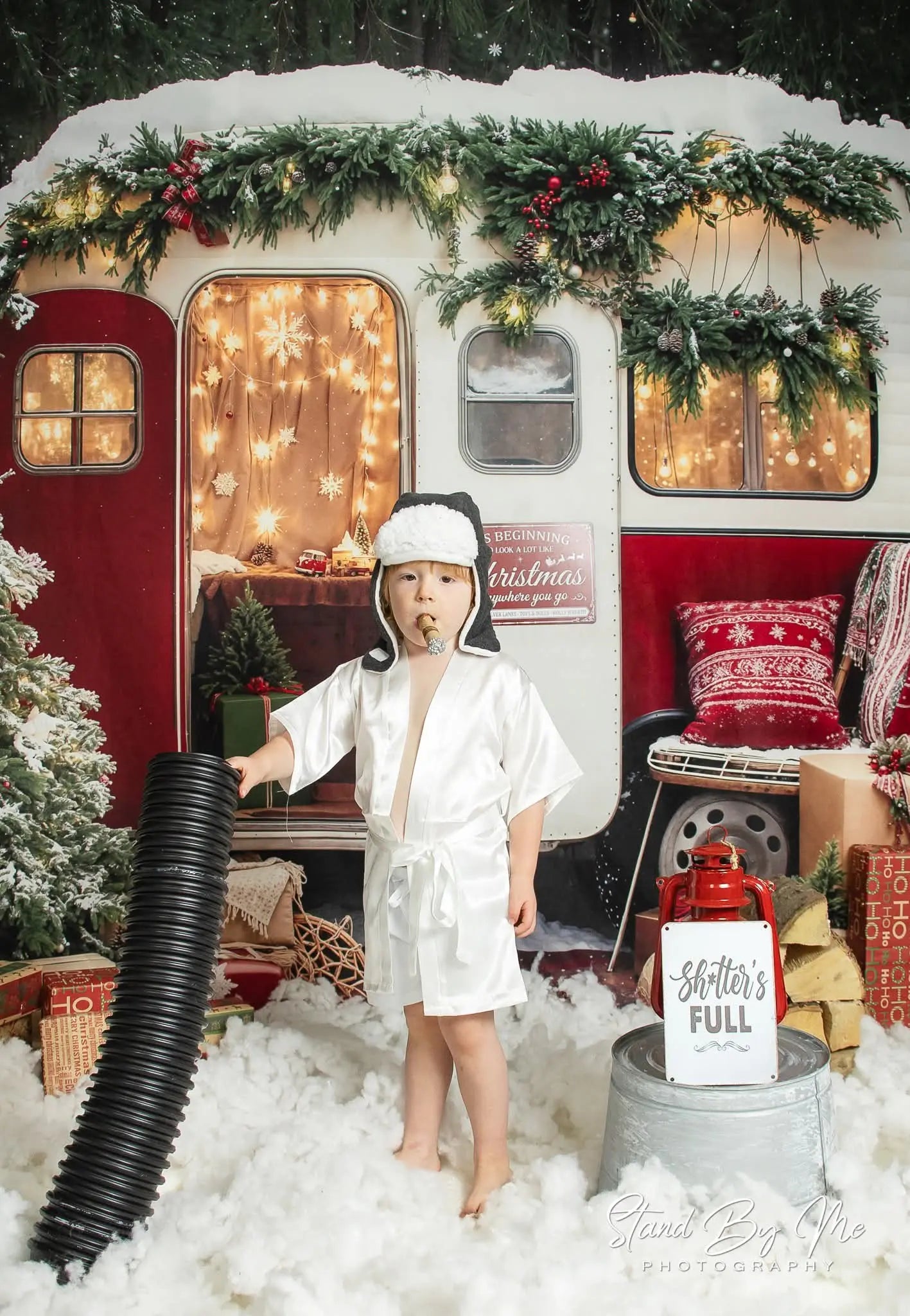 Regalos de Camper de Árbol de Navidad Fondo de Nieve del Bosque Designed by Emetselch