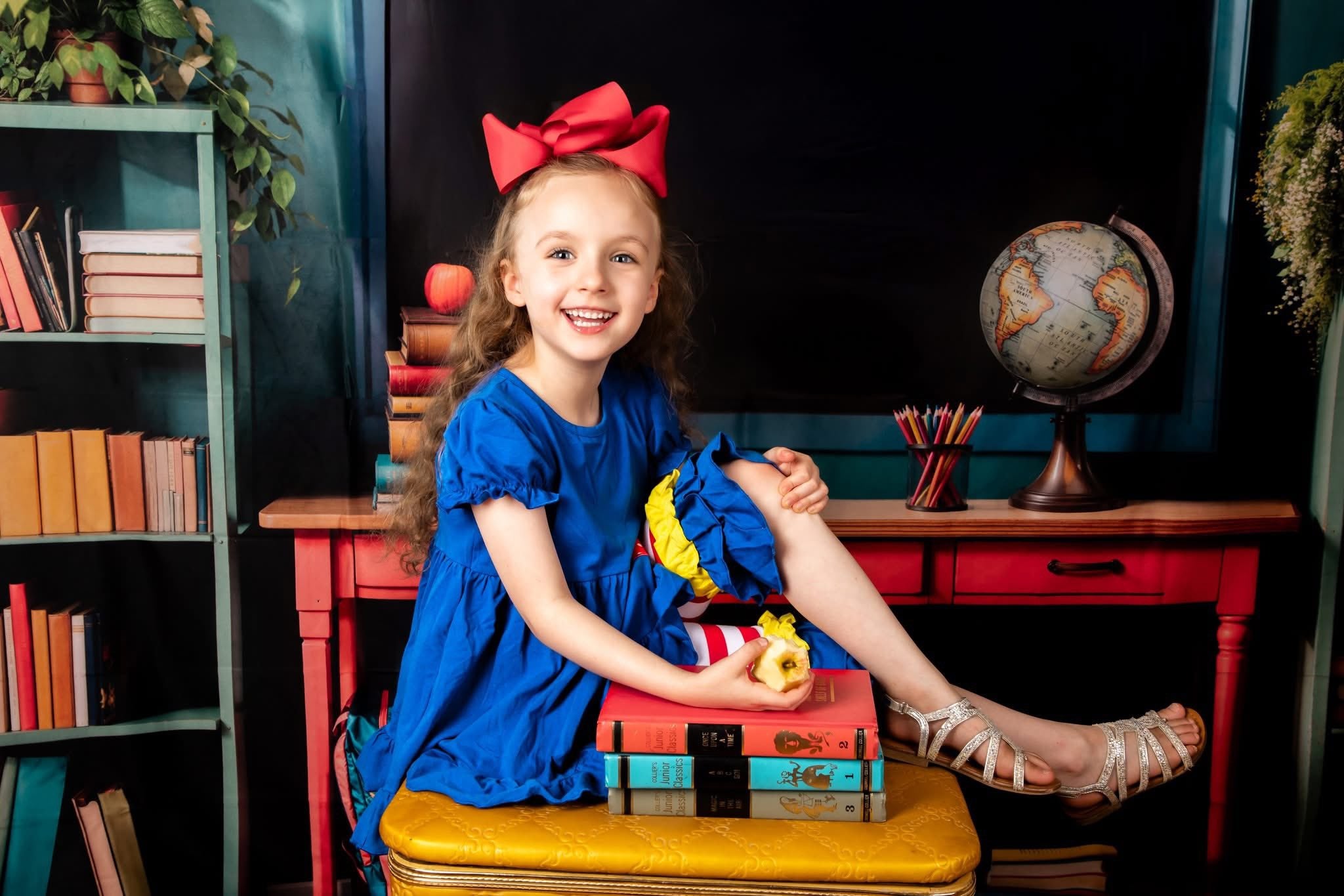 Terug naar School Groene Plant Gele Zonnebloem Boek Appel Wereldbol Schoolbord Foto Achtergrond Ontworpen door Emetselch