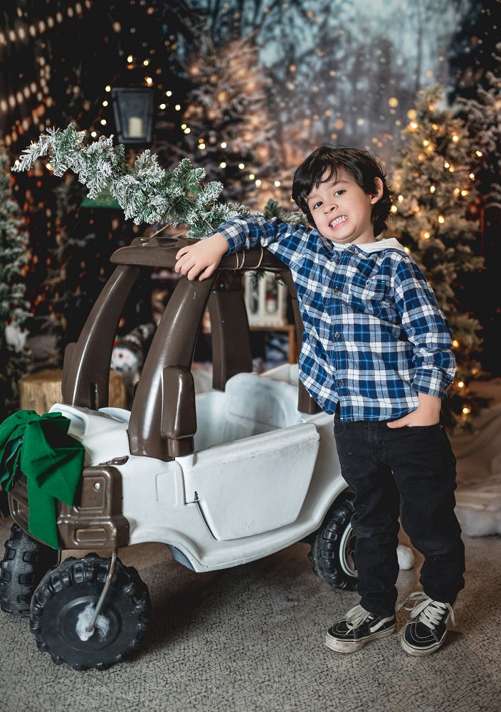 Fondo de luces nevadas del bosque navideño diseñado por Emetselch