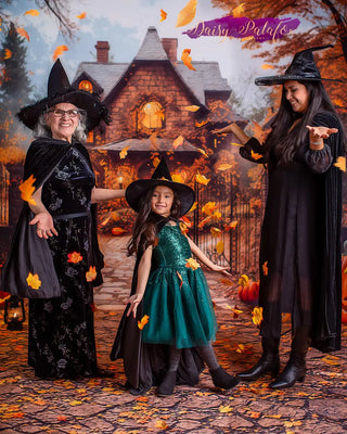 Sfondo Vintage per Halloween Autunnale con Casa e Albero di Acero Disegnato da Emetselch