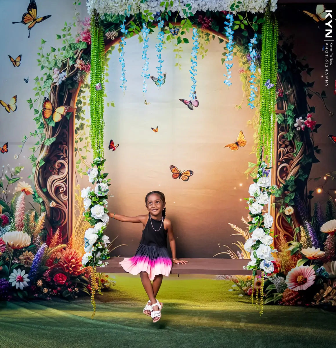 Arco de Flores de Mariposa de Primavera Amarillo Diseño de Laura Bybee