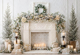 Decorazioni Natalizie Con Garlanda Di Camini Bianchi E Candele