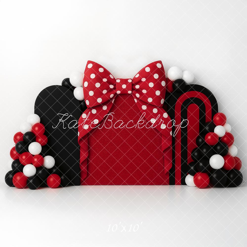 Arco de globos con lazo rojo diseñado por Ashley Paul