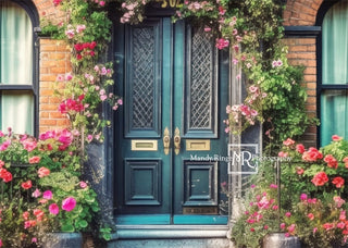 Kleurrijke lentebloemen met turquoise deurachtergrond ontworpen door Mandy Ringe Photography