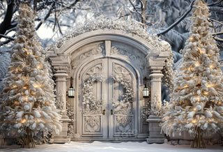 Puerta blanca y nevada con árbol de Navidad como telón de fondo para fotografía de invierno