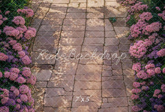 Lente paarse bloeiende bloemen Donkerbruine stenen pad vloer Foto Achtergrond ontworpen door Kate Afbeelding